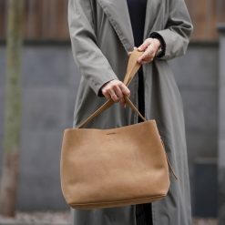 Shopperka skórzana Solier FL38 Sienna beżowa. Brązowe torebki klasyczne damskie Solier, ze skóry, na ramię, zamszowe, bez dodatków. Za 399.00 zł.