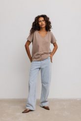 T shirt z dekoltem w kształcie V w kolorze LATTE- V NECK-XL. T-shirty damskie Marsala, xl, bez wzorów, z bawełny, bez kołnierzyka. Za 69.90 zł.