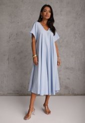 Niebieska Sukienka Oversize z Wiskozy Ozdobiona Cyrkoniami Erone. Niebieskie sukienki damskie Renee, bez wzorów, z wiskozy, bez ramiączek. Za 119.99 zł.