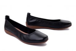 JOSEF SEIBEL 74801 133 100 Fenja 01 DS. schwarz, baleriny, czółenka damskie. Czarne balerinki damskie Josef Seibel, bez wzorów, ze skóry. Za 379.90 zł.