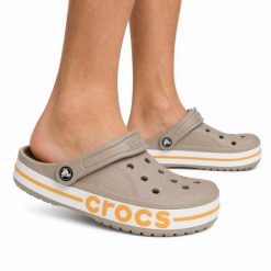 Klapki chodaki sportowe Crocs BAYABAND CLOG. Brązowe klapki damskie Crocs, bez wzorów, z materiału, bez obcasa, bez zapięcia. Za 219.00 zł.