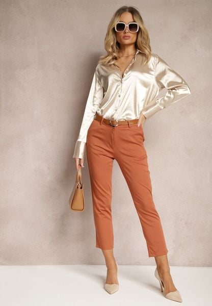 Jasnobrązowe Spodnie 7/8 na Guzik i Suwak z Regularnym Stanem Lutro. Brązowe spodnie materiałowe damskie Renee, bez wzorów, z bawełny. Za 109.99 zł.