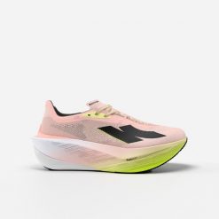 Buty do biegania damskie Kiprun Kipstorm Tempo. Czerwone obuwie sportowe damskie KIPRUN, bez zapięcia, do biegania. Za 599.99 zł.