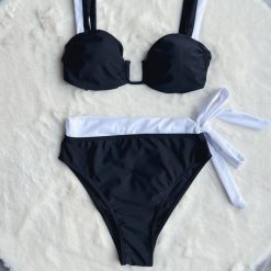 Bikini z kokardkami i wysokimi figami na lato Ondine. Czarne bikini Intica, bez wzorów, z materiału. Za 159.00 zł.