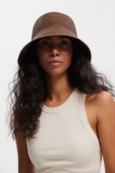 KAPELUSZ BUCKET RETRO BRĄZOWY One size - Flawless. Brązowe kapelusze damskie Flawless, bez wzorów, eleganckie. Za 210.00 zł.