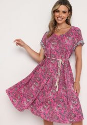 Fuksjowa Wiskozowa Sukienka Rozkloszowana we Wzór Paisley Mastis. Czerwone sukienki damskie Born2be, bez wzorów, z wiskozy, eleganckie, bez ramiączek. Za 99.99 zł.