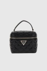 GUESS Czarna torebka damska Giully. Czarne kuferki damskie Guess, z aplikacjami, ze skóry ekologicznej, bez dodatków. W wyprzedaży za 420.99 zł.