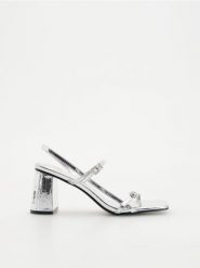 Metaliczne sandały na klocku - srebrny. Szare sandały damskie Reserved, bez wzorów, ze skóry, bez obcasa, bez zapięcia. W wyprzedaży za 45.99 zł.