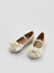 Baleriny z kokardą - złamana biel. Baleriny dziewczęce Reserved, bez wzorów, ze skóry, bez obcasa, bez zapięcia. Za 59.99 zł.