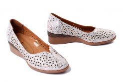 ARTIKER RELAKS 56C0640 kolorowy, czółenka damskie. Czółenka damskie Artiker Relaks, w ażurowe wzory, ze skóry, bez obcasa, na koturnie. Za 239.90 zł.