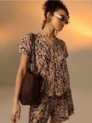 Wiskozowa koszula z krótkim rękawem w panterkę - beżowy. Brązowe koszule damskie Sinsay, l, bez wzorów, z wiskozy, bez kołnierzyka, bez ramiączek. Za 25.99 zł.