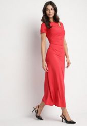 Czerwona Sukienka o Dopasowanym Fasonie z Lekkimi Marszczeniami Aporea. Czerwone sukienki damskie Born2be, bez wzorów, eleganckie, bez ramiączek. Za 179.99 zł.