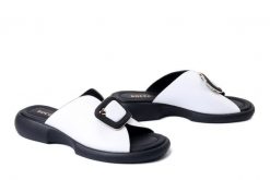 BOCCATO 0450-005 white, klapki damskie. Białe klapki damskie Boccato, bez wzorów, ze skóry, bez obcasa, na obcasie, bez zapięcia. Za 242.17 zł.