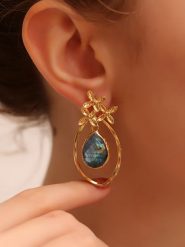 L'Atelier de Gaia Pozłacane kolczyki-wkrętki z labradorytem rozmiar: onesize. Szare kolczyki damskie L'Atelier de Gaia, z labradorytem, pozłacane. Za 95.92 zł.