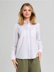 Wiskozowa koszula z kieszeniami - biały. Białe koszule damskie Sinsay, l, bez wzorów, z wiskozy, bez kołnierzyka, bez ramiączek. Za 29.99 zł.