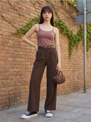 Koszulka na ramiączkach - brązowy. Brązowe koszulki damskie Sinsay, l, bez wzorów, bez kołnierzyka, bez ramiączek. Za 12.99 zł.