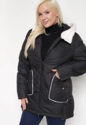 Czarna Zimowa Kurtka z Pikowanymi Przeszyciami i Kapturem Learell. Czarne kurtki damskie Born2be, na zimę, xl, bez wzorów, z materiału. Za 279.99 zł.