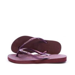 Klapki damskie Havaianas Slim Logo Metallic. Fioletowe klapki damskie Havaianas, w ażurowe wzory, z materiału, bez obcasa, bez zapięcia. Za 170.00 zł.