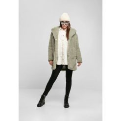 Płaszcz damski Urban Classics oversized sherpa. Białe płaszcze damskie Urban Classics, m, bez wzorów, z tkaniny, bez kaptura. Za 304.00 zł.