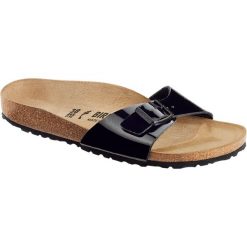 Klapki damskie Birkenstock 040303. Czarne klapki damskie Birkenstock, bez wzorów, z materiału, bez obcasa, bez zapięcia. Za 406.65 zł.