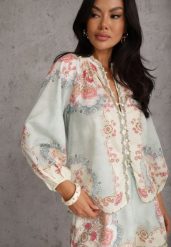 Zielona Koszula ze Stójką w Kwiatowy Print Dorirecea. Zielone koszule damskie Renee, l, z aplikacjami, z jeansu, casualowe, bez kołnierzyka, bez ramiączek. Za 139.99 zł.