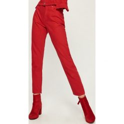Jeansy mom - Czerwony. Czerwone jeansy damskie Sinsay. W wyprzedaży za 39.99 zł.