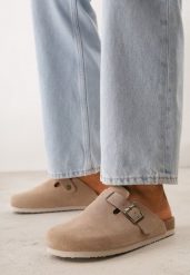 Beżowe Zamszowe Klapki w Stylu Chodaków Ozdobione Klamrą Irinania. Brązowe klapki damskie Born2be, bez wzorów, z materiału, bez obcasa, na płaskiej podeszwie, bez zapięcia. Za 159.99 zł.