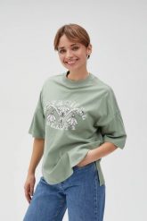 Bawełniana bluza z nadrukiem i krótkimi rękawami. Bluzy damskie MOODO, l, bez wzorów, z bawełny, bez kaptura. W wyprzedaży za 44.99 zł.