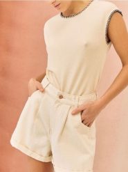 Szorty jeansowe mom high waist z zakładkami - beżowy. Brązowe spodenki sportowe damskie Sinsay, l, bez wzorów, z jeansu, z podwyższonym stanem. W wyprzedaży za 49.99 zł.