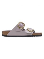 Birkenstock Skórzane klapki "Arizona" w kolorze fioletowym rozmiar: 39. Różowe klapki damskie Birkenstock, bez wzorów, z lakierowanej skóry, z otwartym noskiem, bez obcasa, bez zapięcia. Za 569.68 zł.