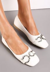 Białe Wsuwane Balerinki z Metalową Ozdobą i Kwadratowym Noskiem Vanle. Białe balerinki damskie Renee, z aplikacjami, ze skóry ekologicznej. Za 34.99 zł.
