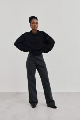 Spodnie jeansowe z szerokimi nogawkami w kolorze WASHED BLACK - MANHATTAN-L. Czarne spodnie materiałowe damskie Marsala, z aplikacjami, z denimu. Za 459.90 zł.