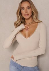 Beżowa Bluzka z Wiskozą Ozdobiona Koronką z Prążkowanego Materiału Vilfia. Brązowe bluzki damskie Renee, m, bez wzorów, z jeansu, eleganckie, bez kołnierzyka, bez ramiączek. Za 49.99 zł.