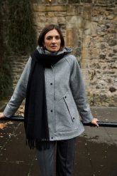 Gładki szal czarny. Czarne szaliki damskie MOODO, bez wzorów, z poliesteru. Za 49.99 zł.