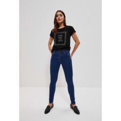 Jeansy push up z guzikami ciemnoniebieskie. Niebieskie jeansy damskie MOODO, bez wzorów, z bawełny. W wyprzedaży za 38.99 zł.