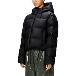Kurtka RAINS ALTA SHORT PUFFER JACKET W3T Czarny. Czarne kurtki damskie Rains, na zimę, m, bez wzorów, z materiału, bez kaptura. Za 1,014.99 zł.