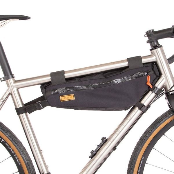 Torba rowerowa Frame Bag Rozmiar M RESTRAP. Czarne torby podróżne RESTRAP, bez wzorów, z gumy, duże. Za 472.55 zł.