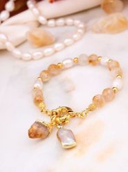 L'Atelier de Gaia Pozłacana bransoletka z cytrynem i perłami rozmiar: onesize. Białe bransoletki damskie L'Atelier de Gaia, pozłacane. Za 78.84 zł.