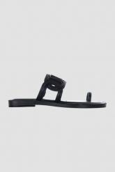 MICHAEL KORS Czarne klapki Alma Flat Sandal. Czarne klapki damskie Michael Kors, bez wzorów, bez obcasa, bez zapięcia. W wyprzedaży za 499.99 zł.