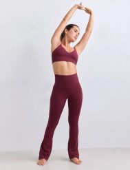 Damskie legginsy rozszerzane, wysoki stan squat proof dla niskich Sense bordowe. Czerwone legginsy damskie Aim'n, s, bez wzorów, z elastanu, z podwyższonym stanem, na fitness i siłownię. Za 346.00 zł.