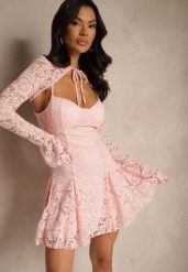 Jasnoróżowa Koktajlowa Koronkowa Sukienka o Rozkloszowanym Kroju Nelfedi. Czerwone sukienki damskie Renee, bez wzorów, z koronki, eleganckie, bez ramiączek. W wyprzedaży za 167.99 zł.