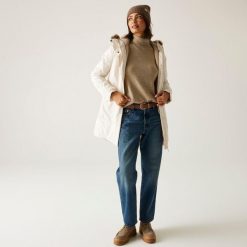 Płaszcz damski przejściowy ocieplany przeciwdeszczowy Sabinka. Białe płaszcze damskie Regatta, bez wzorów, z puchu, bez kaptura. Za 379.99 zł.