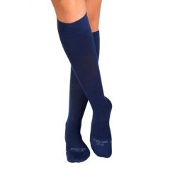 3/4-długie skarpetki uciskowe z merceryzowanej bawełny ciemnoniebieskim. Niebieskie skarpetki damskie OEM, bez wzorów, z bawełny. W wyprzedaży za 85.06 zł.