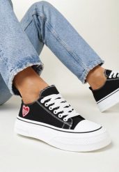 Czarne Trampki z Krótką Cholewką i Naszywką w Kształcie Serduszka Biancis. Czarne trampki damskie Born2be, z aplikacjami, z jeansu, bez zapięcia. Za 49.99 zł.