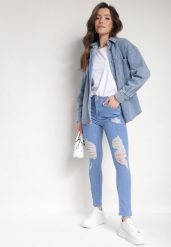 Niebieskie Dopasowane Jeansy Push-Up z Przetarciami i Regularnym Stanem Delosia. Niebieskie jeansy damskie Born2be, bez wzorów, z denimu. Za 54.99 zł.