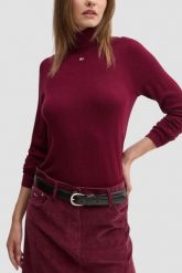 TOMMY JEANS Bordowy damski golf. Czerwone golfy damskie Tommy Jeans, s, bez wzorów, z jeansu, bez ramiączek. W wyprzedaży za 354.99 zł.