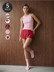Prążkowane wysokie skarpetki z motywem serc, słodyczy i pantery 5 pack - wielobarwny. Skarpetki damskie Sinsay, bez wzorów, prążkowane. Za 17.99 zł.