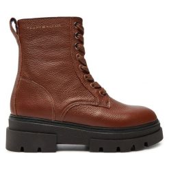 Trzewiki Tommy Hilfiger. Brązowe botki damskie Tommy Hilfiger, bez obcasa, na płaskiej podeszwie, bez zapięcia. Za 469.99 zł.