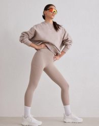 Damskie legginsy biegowe 7/8 wysoki stan squat proof kieszenie Le Run ciemny beż. Brązowe legginsy damskie Aim'n, m, bez wzorów, z elastanu. Za 381.00 zł.