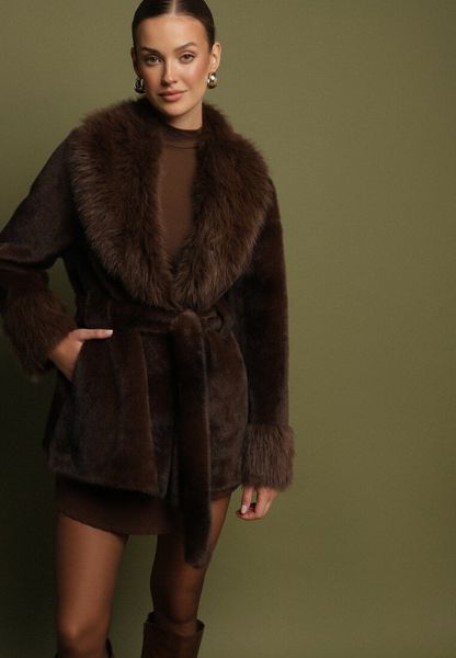 Brązowa Kurtka Futerko z Wiązanym Paskiem Ozdobnymi Mankietami i Kołnierzem Coellame. Brązowe kurtki damskie Born2be, l, bez wzorów, z futra, bez kaptura. Za 369.99 zł.